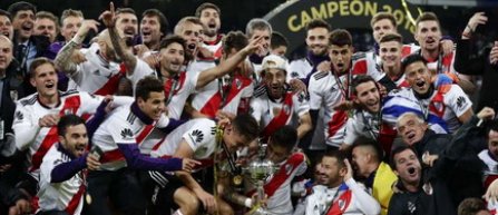 Stadionul Monumental, arhiplin când jucătorii lui River Plate au prezentat Copa Libertadores